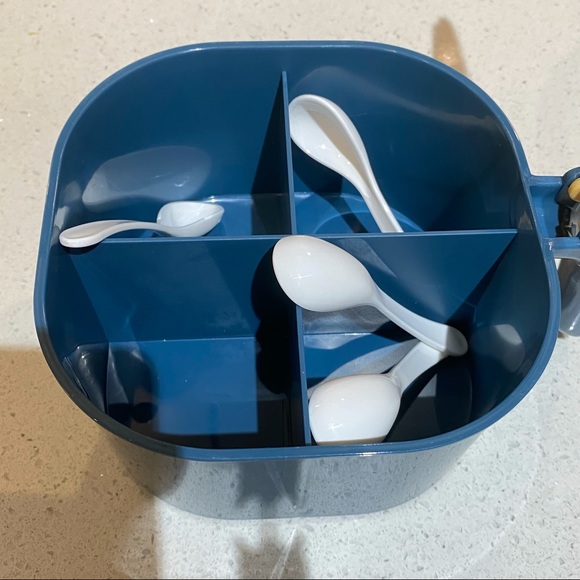 NWOT CONTAINER FOR FOOD SPICES WITH 4 SPOONS - Picture 2 of 5